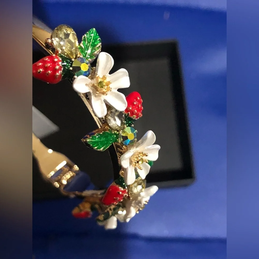 Betsey Johnson strawberry & white flower cubic zirconia gold bangle Bracelet new - Picture 13 of 13